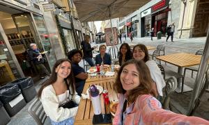 Sophomores Ava Bogarde, Elle Dignam, De’Nasia Thomas, Katie Beth Brewer, and Lilian Sims enjoy lunch in Turin with UGA faculty Elizabeth Johnson Knight (center)
