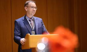 Daniel Ellis accepting the Hendrix College Odyssey Award.