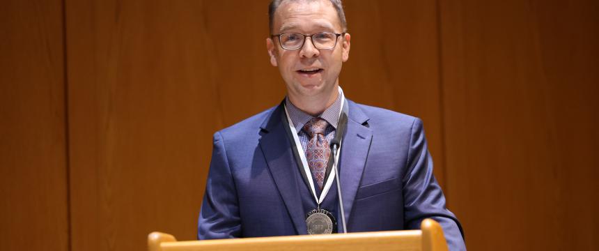 Daniel Ellis, academic professional in opera and musical theatre, receiving the Hendrix College Odyssey Award September 26, 2024.