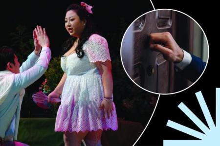 Photo from "La finta giardiniera" by Mozart with a man begging a woman for forgiveness; hand knocking on door; photos in circles over black background with light blue spark.